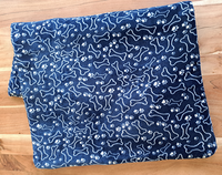 Kuscheldecke - Knochen & Pfotenabdrücke, dunkelblau